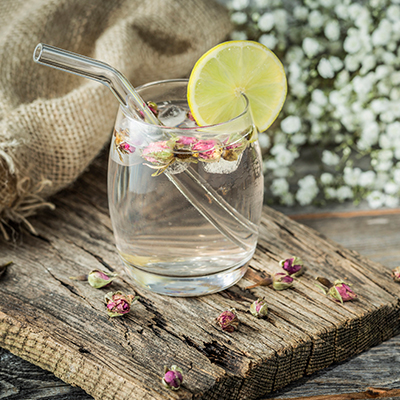 Rosige Erfrischung: 3 kühle Drinks Ideen für Grillfeier - Erfrischungsgetränke mit Rosen für Grillfeier