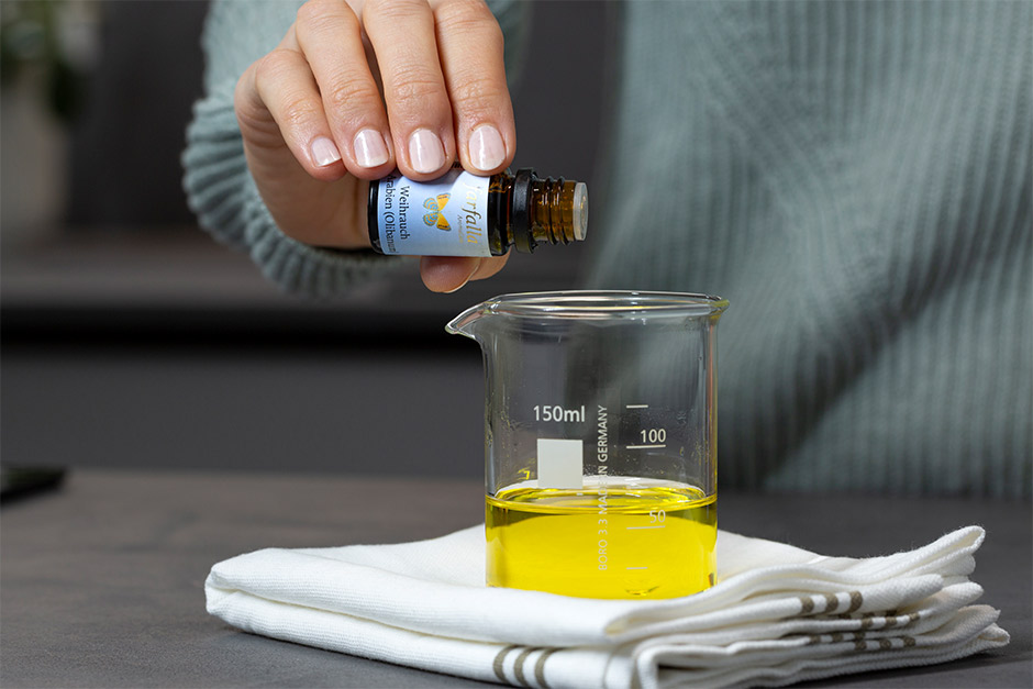 5. Füge die ätherischen Öle hinzu und verrühre diese sanft mit dem Glasrührstab.