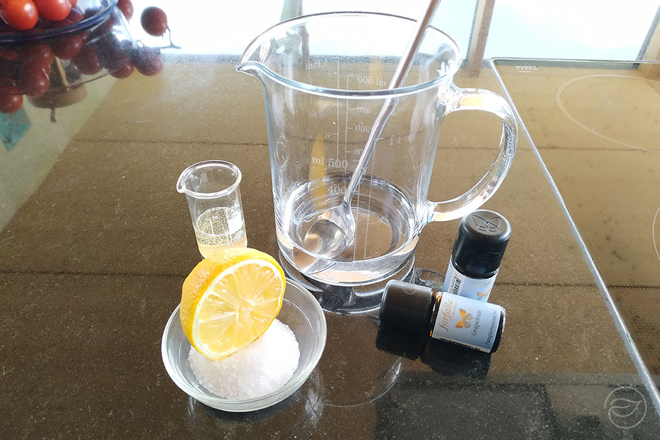 1 bis 2 EL Zitronensäure (je nach Härtegrad) in ca. 100 ml kaltem Wasser auflösen und ca. 15 Tropfen ätherische Öle dazu geben.